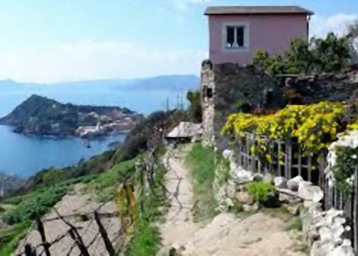아파트 The Sea From The Hills